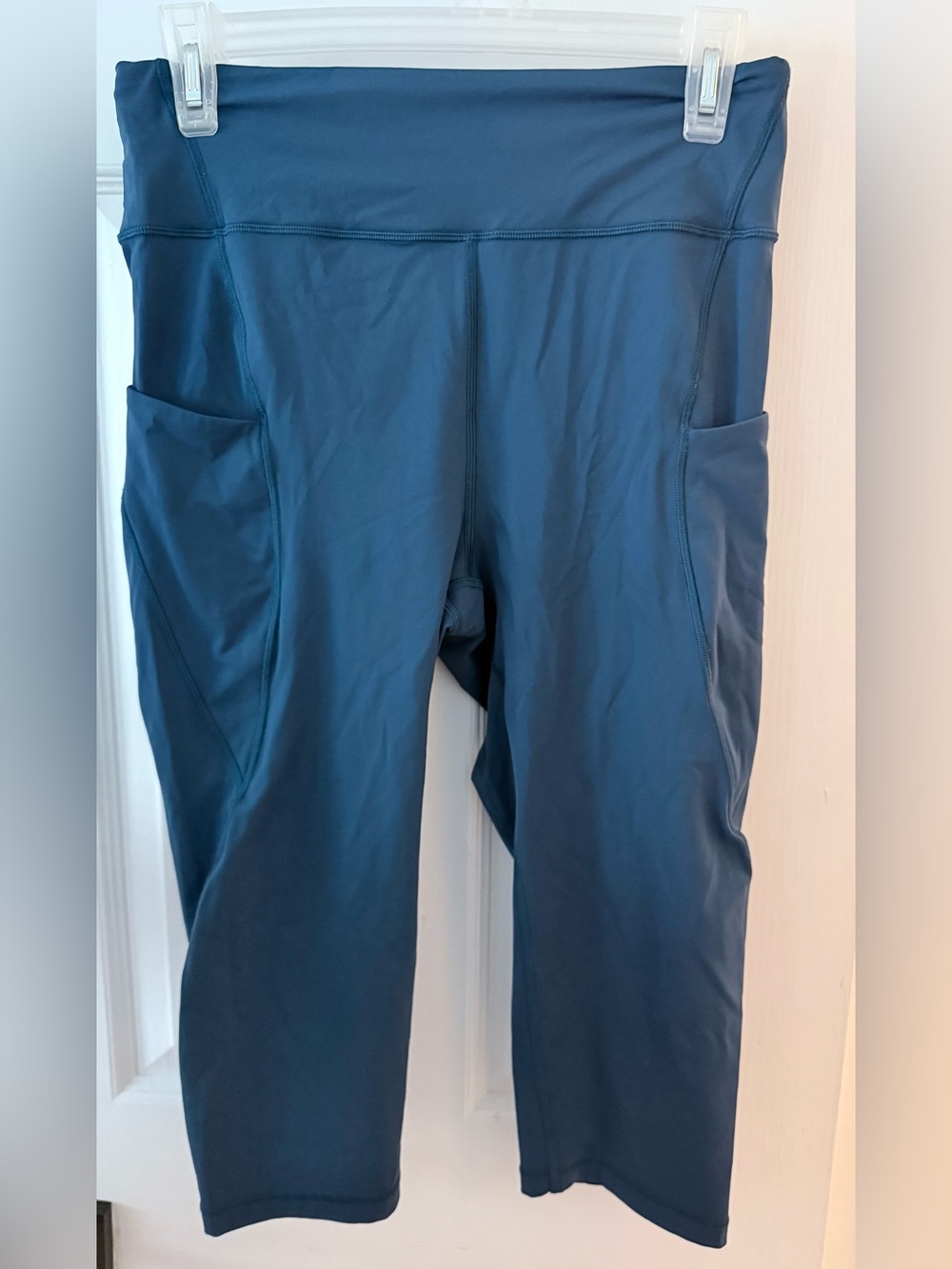 Lululemon Active Cropped Leggings with side pockets - Teal Blue